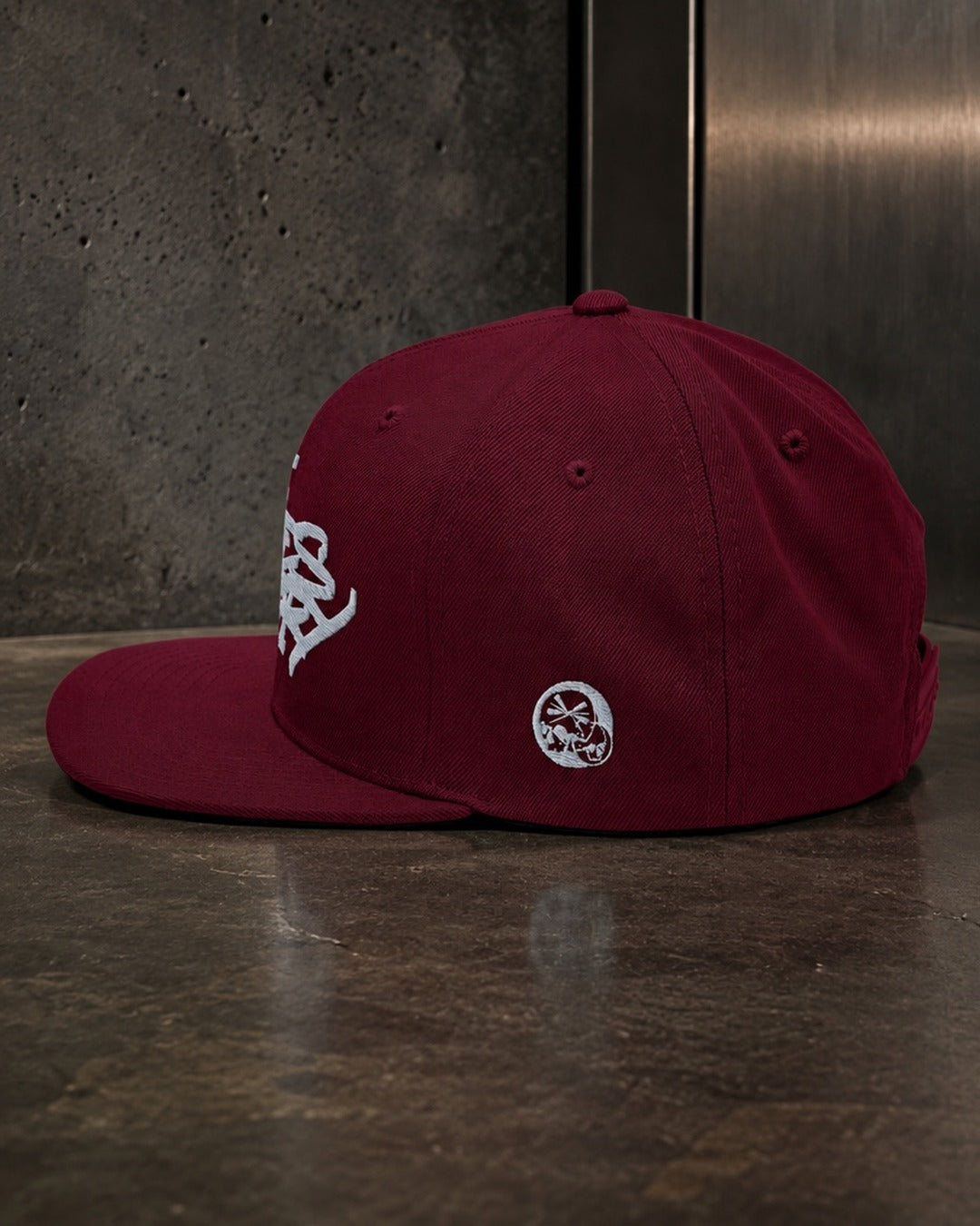 Casquette snapback bordeaux brodée grise — Maroon Edition | The Needles Factory